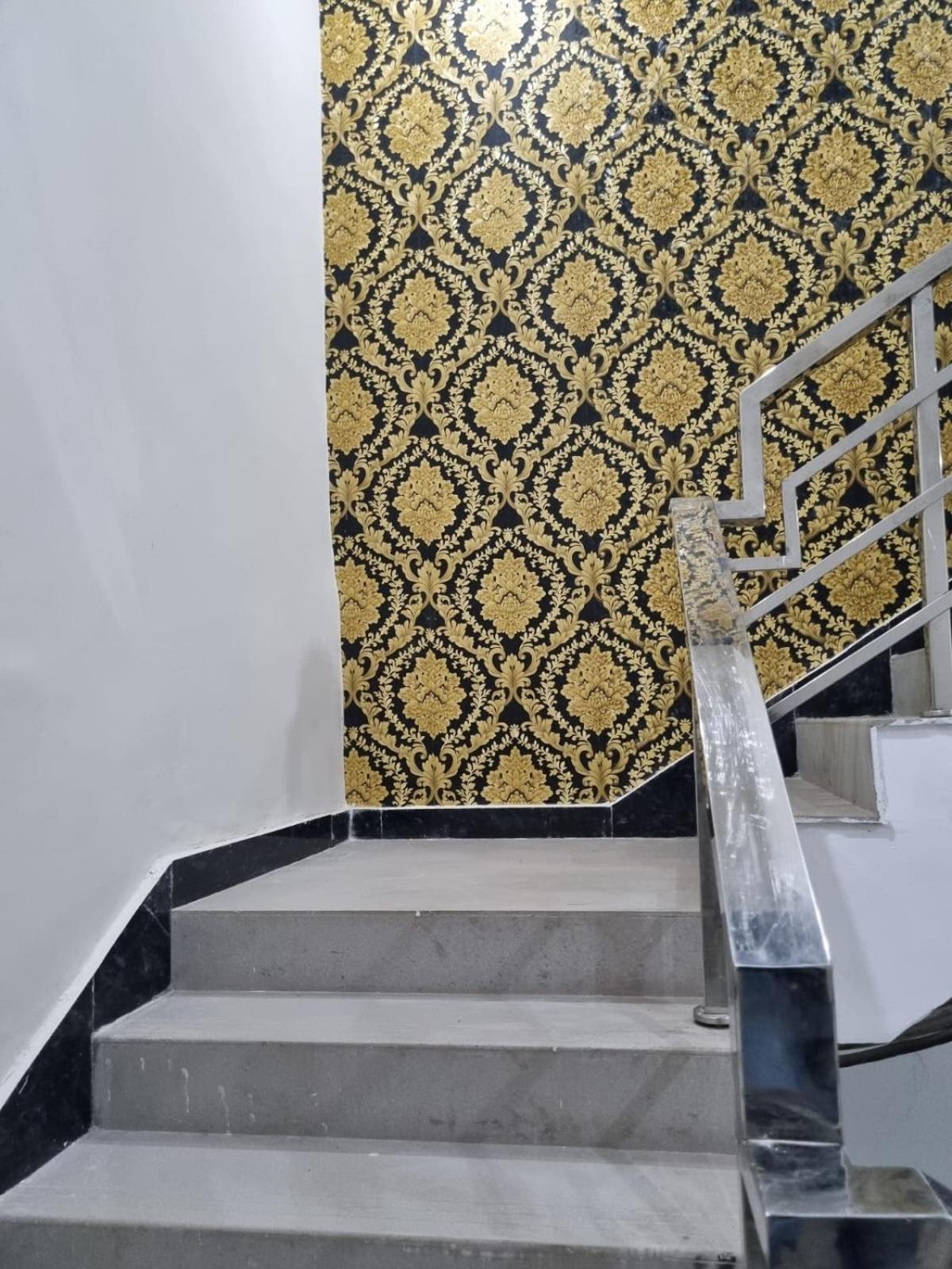 Urban Silverkey Golden House - Selling Hotel- Near Prem Mandir - Ideal For Families