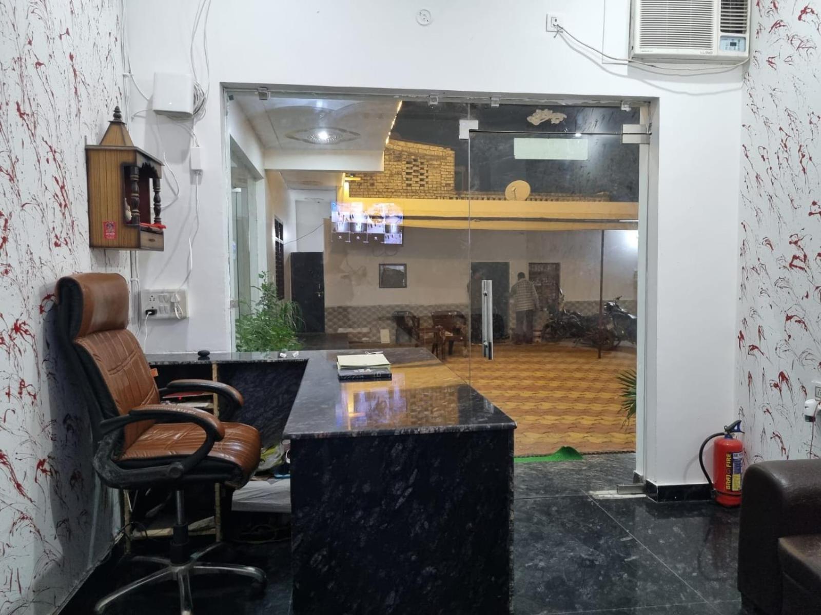 Urban Silverkey Golden House - Selling Hotel- Near Prem Mandir - Ideal For Families Hotel 3*