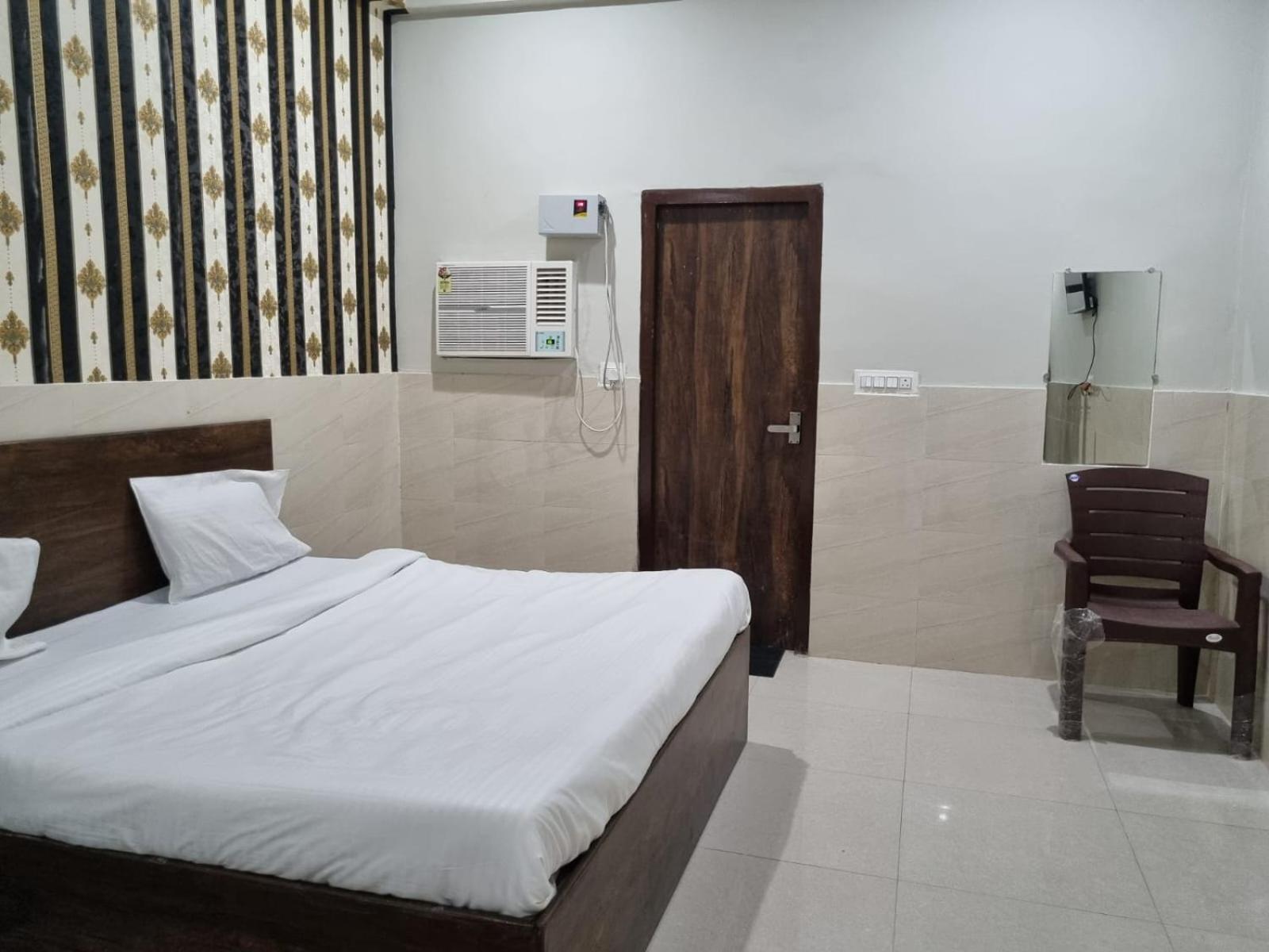 Urban Silverkey Golden House - Selling Hotel- Near Prem Mandir - Ideal For Families 3* Vrindavan