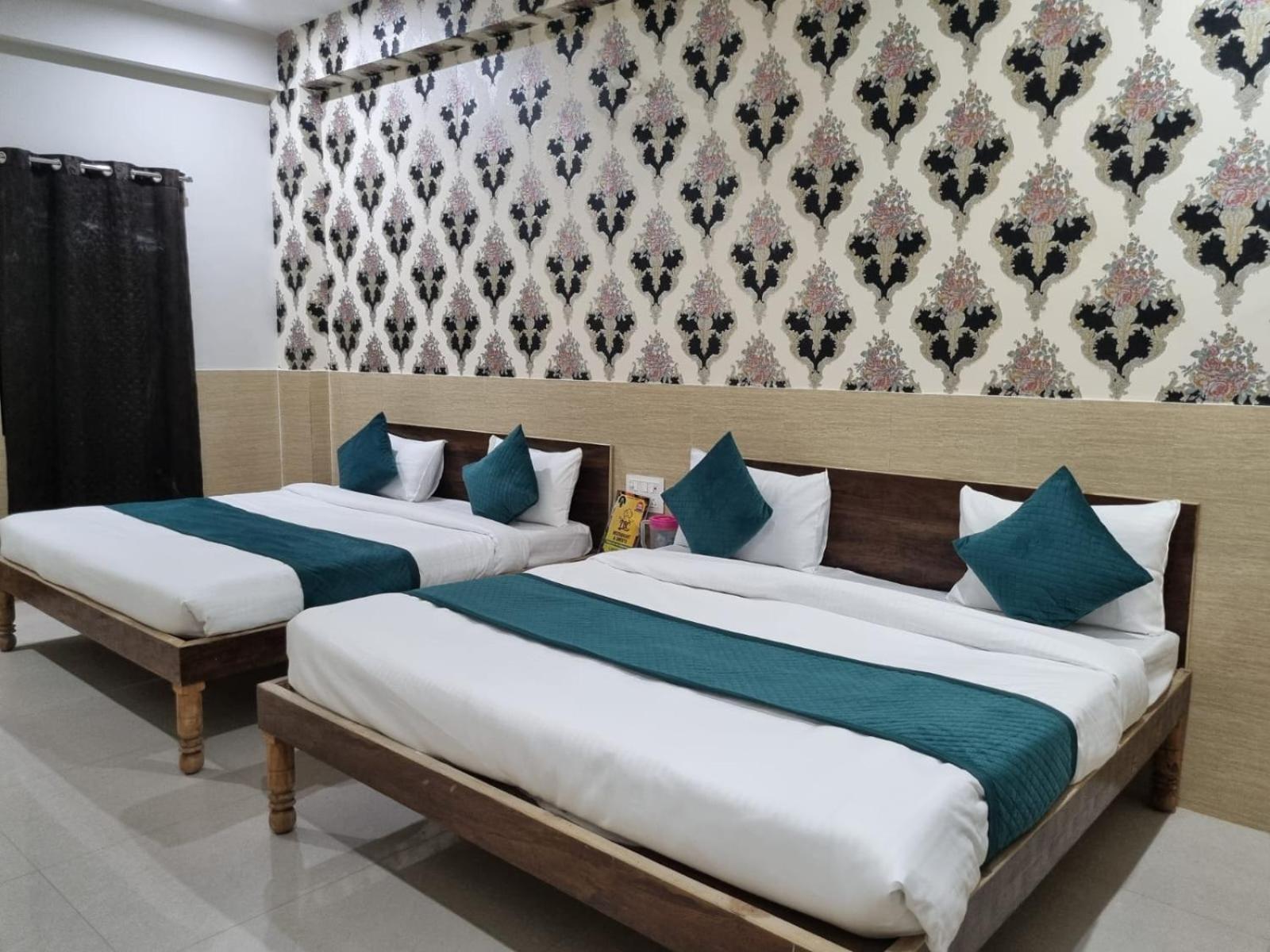 Urban Silverkey Golden House - Selling Hotel- Near Prem Mandir - Ideal For Families