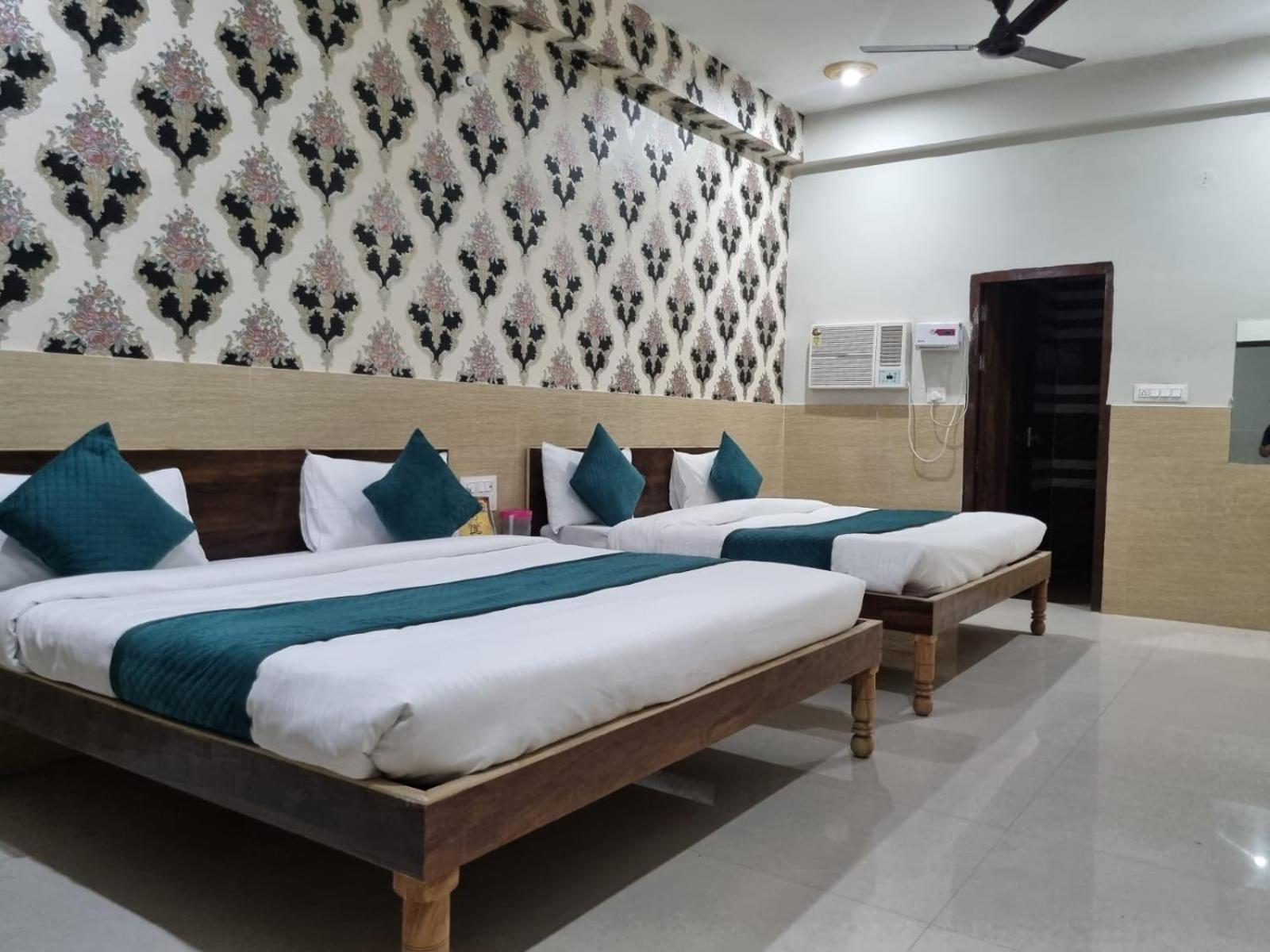Urban Silverkey Golden House - Selling Hotel- Near Prem Mandir - Ideal For Families Vrindavan