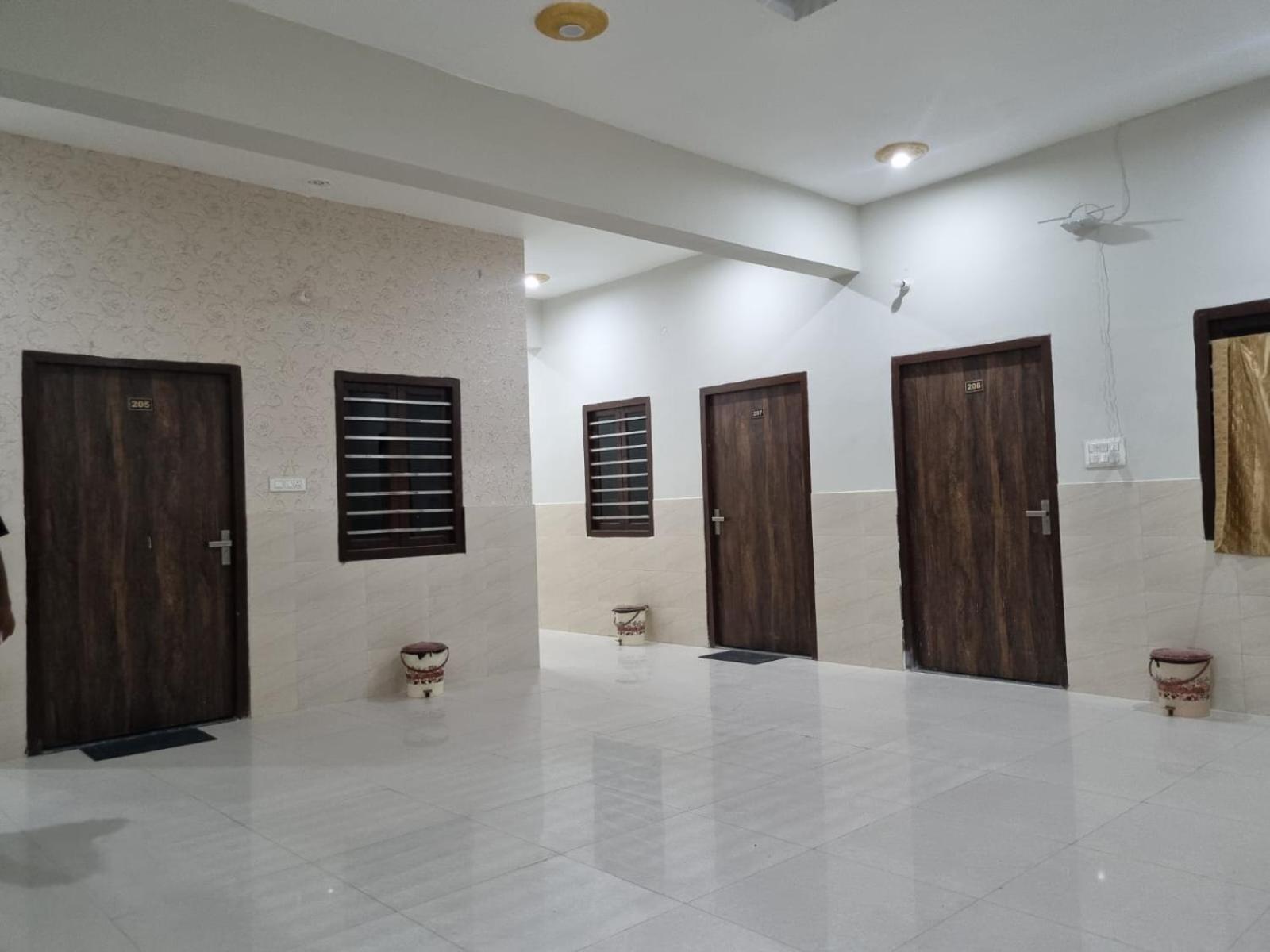 Urban Silverkey Golden House - Selling Hotel- Near Prem Mandir - Ideal For Families Vrindavan