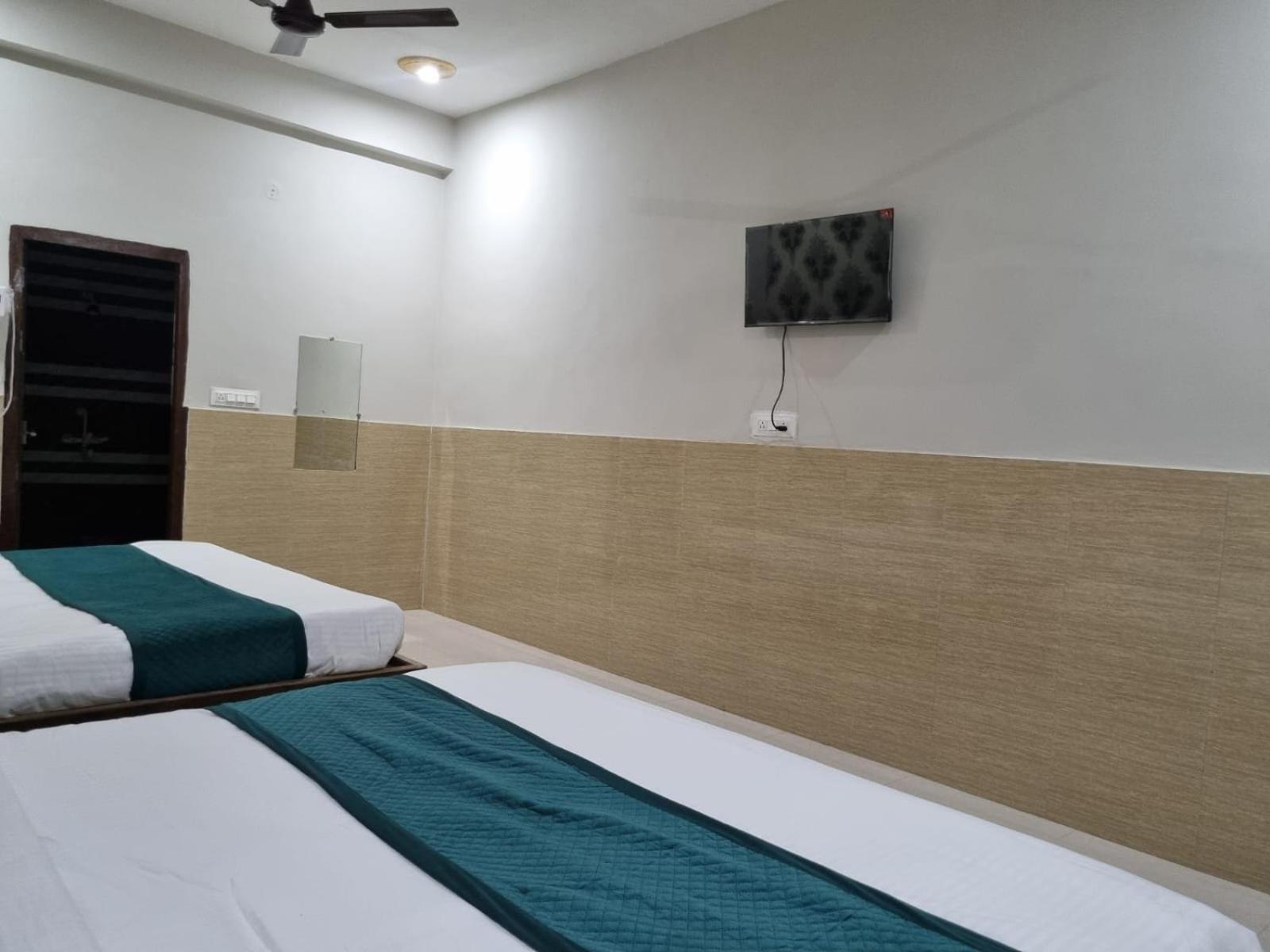 Urban Silverkey Golden House - Selling Hotel- Near Prem Mandir - Ideal For Families Hotel