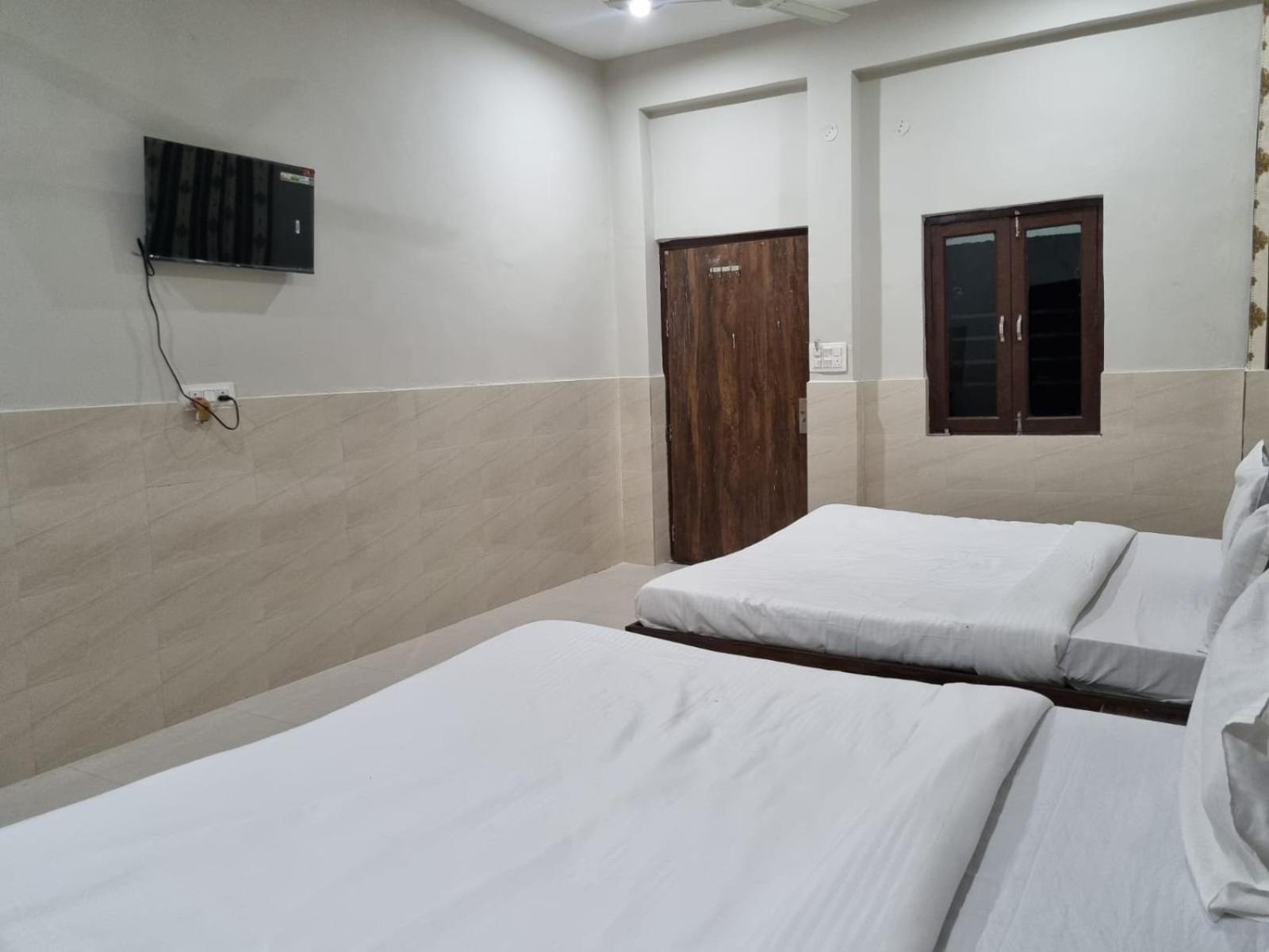 Hotel Urban Silverkey Golden House - Selling Hotel- Near Prem Mandir - Ideal For Families